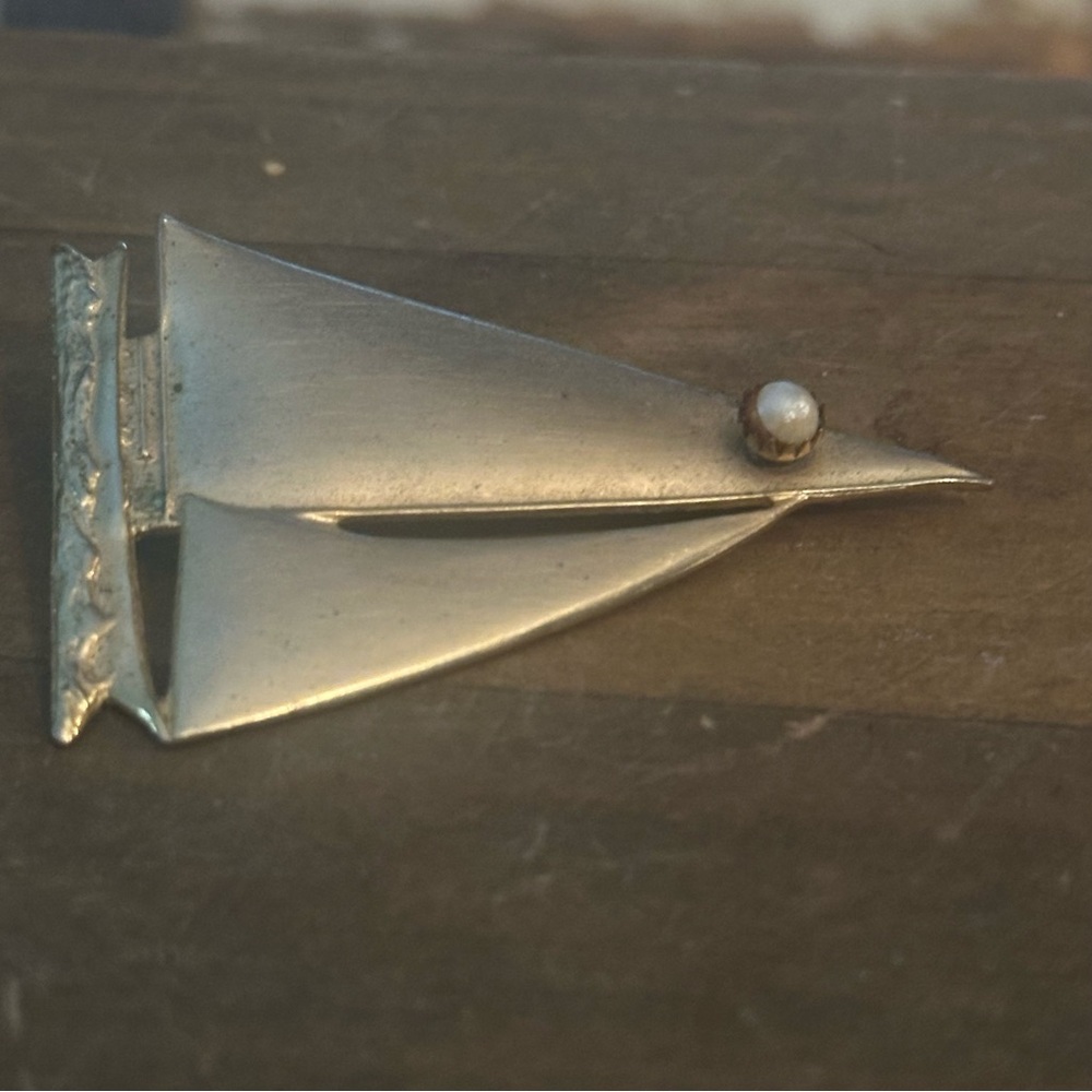 Vintage brass sailboat brooch with pearl accent - Picture 4 of 5